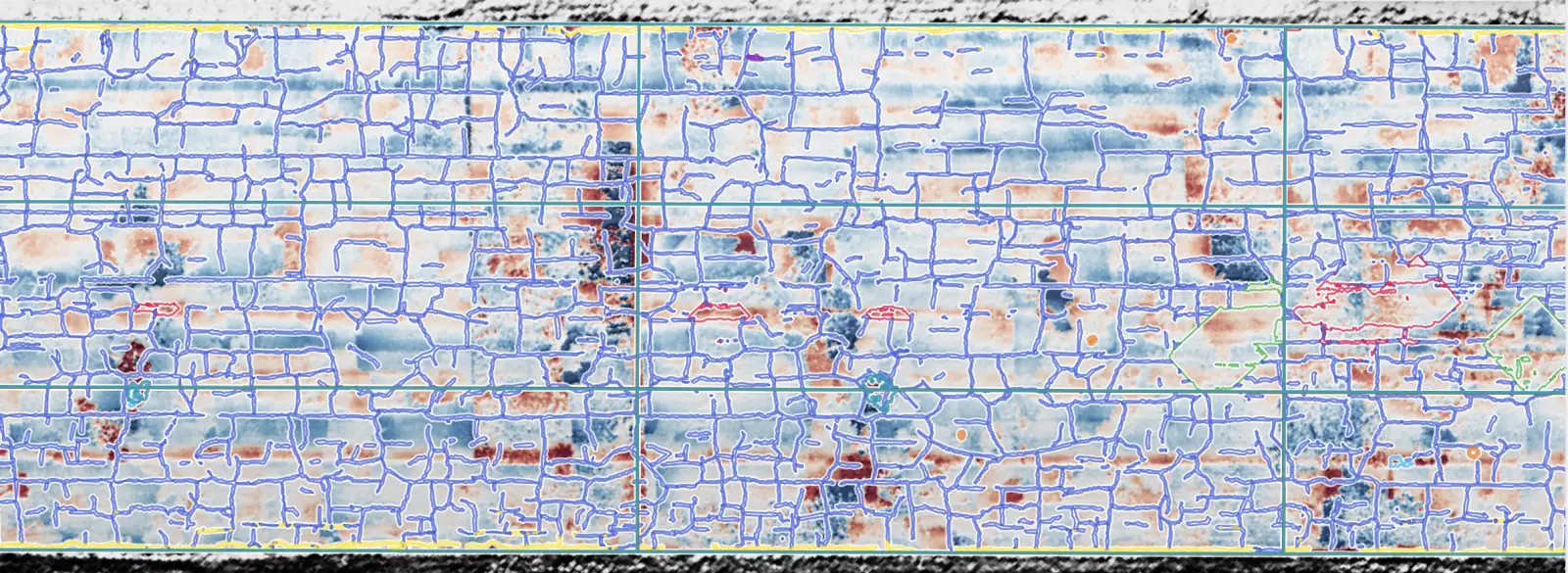 El mismo primer plano de la pista en vista de relieve, con depresiones y ahuellamientos en rojo oscuro, protuberancias y puntos elevados en azul, y las grietas aún trazadas.