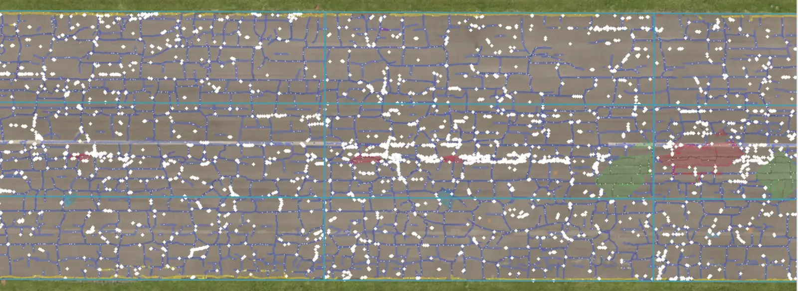 Primer plano del asfalto de la pista evaluado en HALO AI, con unidades de muestreo perfiladas en color turquesa, grietas trazadas en azul y la superficie teñida de marrón según su estado.